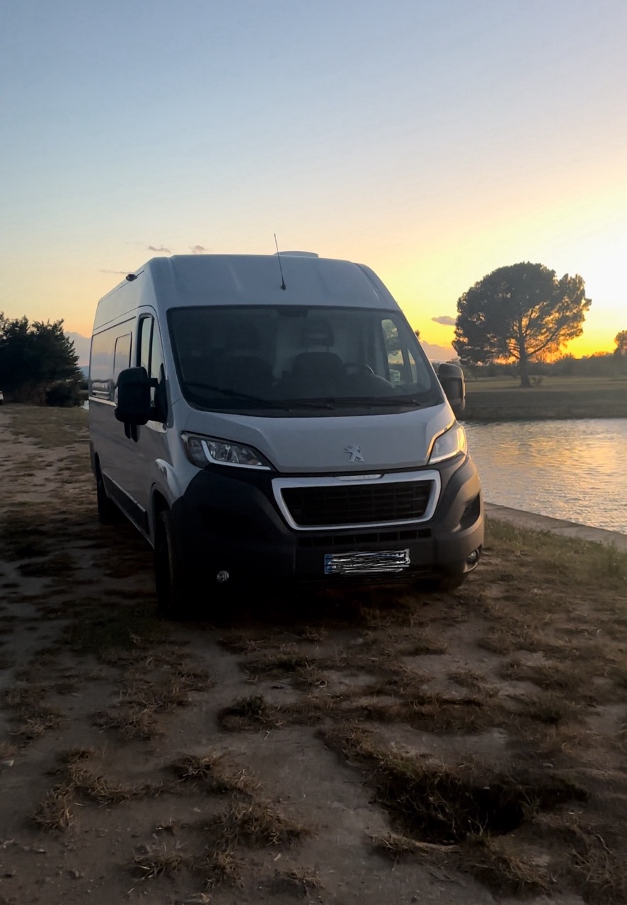 Furgoneta FUGA Campers al atardecer, junto a un lago
