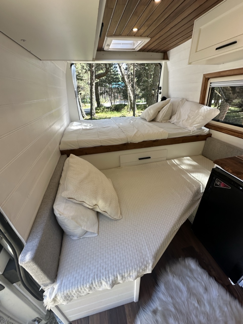 Las dos camas de la camper FUGA, con vistas al bosque
