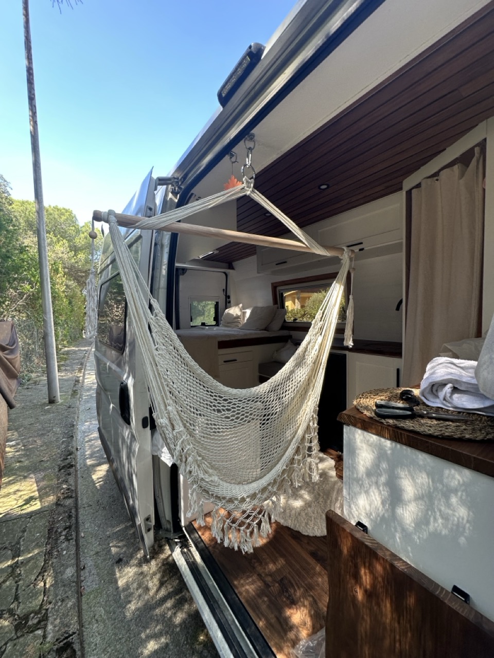Hamaca colgada en la puerta trasera de la camper
